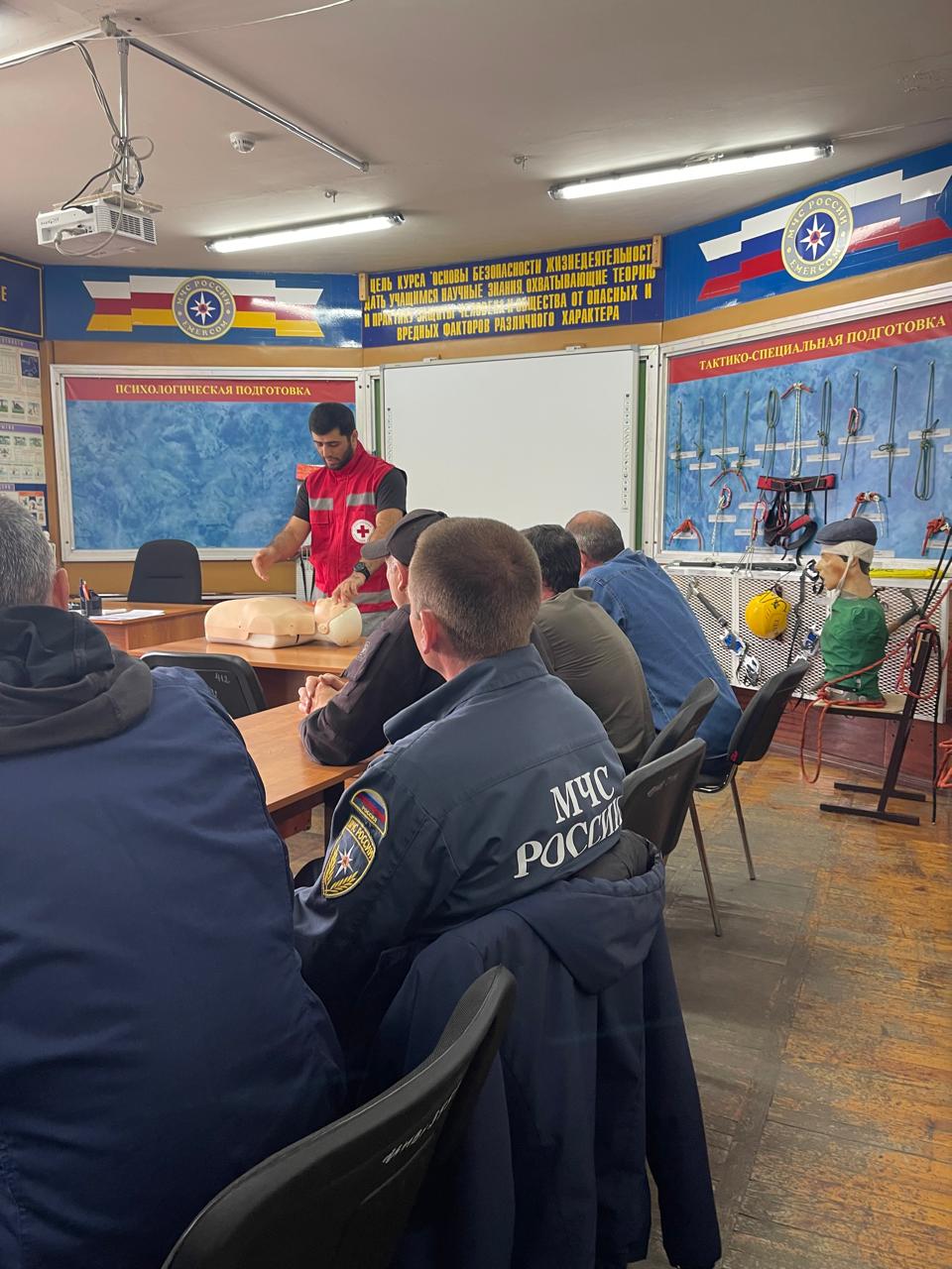 В Учебно-методическом центре ГКУ «Центр», в рамках тесного многолетнего сотрудничества между ГКУ «Центр» и СОРО ООО «Российский Красный Крест», прошли занятия со спасателями РППСС